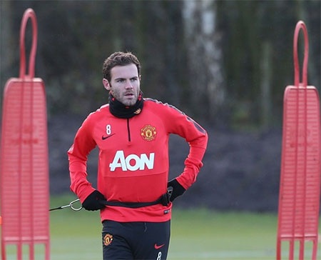 Các cầu thủ MU tập luyện chặt chẽ dưới sự giám sát của huấn luyện viên thể lực