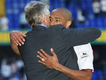 Sự nghiệp sáng chói của Thiery Henry - 10 Wenger và Henry ôm nhau ăn mừng chiến thắng tại Premier League mùa 2003/04