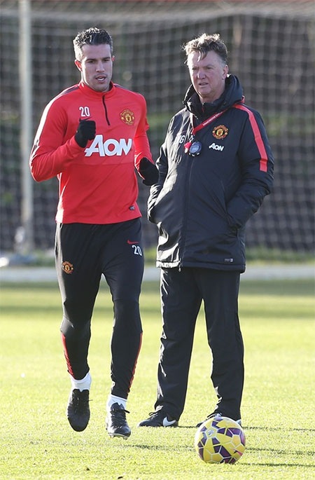 Van Gaal giám sát Van Persie tập luyện