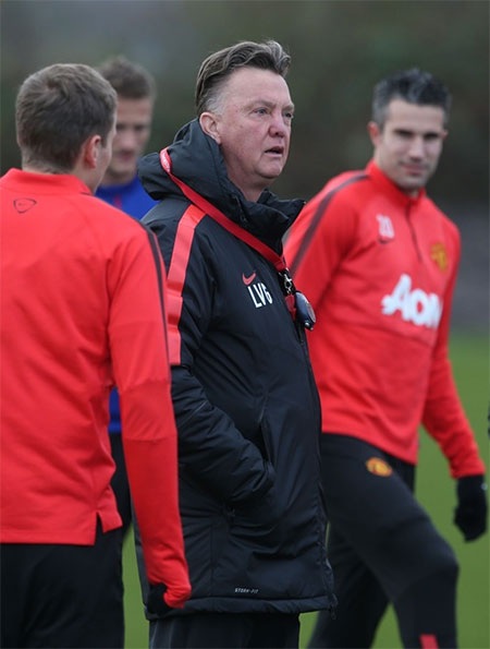 Van Gaal chỉ đạo học trò trên sân tập, ông khá điềm tĩnh