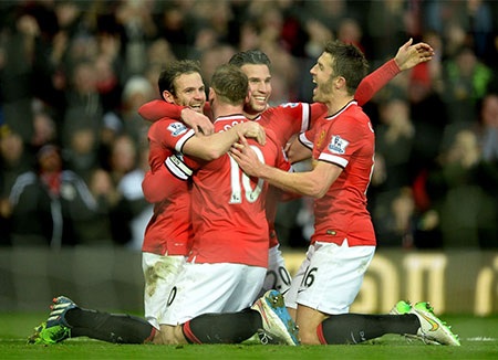 Gerrard câm lặng khi thấy Van Persie ghi bàn thứ ba