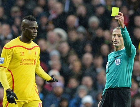 Sự bế tắc của Balotelli. Anh không có được sự hỗ trợ của các đồng đội trong trận đấu này