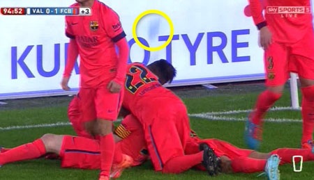 Messi lĩnh trọn chai
nước vào đầu