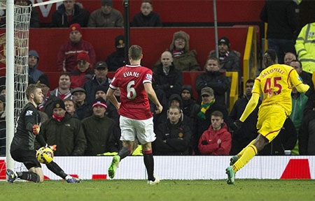 De Gea chói sáng qua 6 pha cứu thua xuất sắc cho MU - 7 Tiền đạo người Italia định xỏ háng đối phương nhưng De Gea đã cảnh giác