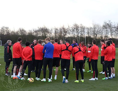 Các cầu thủ MU tập trung tại trung tâm tập luyện của MU tại Carrington