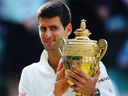 10 sự kiện thể thao quốc tế nổi bật năm 2014 - 9 Novak Djokovic với chiếc cúp vô địch Wimbledon