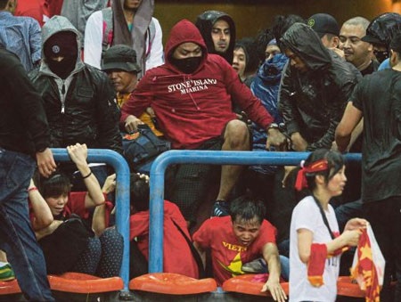 AFF yêu cầu LĐBĐ Malaysia giải trình vụ CĐV Việt Nam bị tấn công - 1 Một nhóm cổ động viên Malaysia đã tấn công cổ động viên Việt Nam