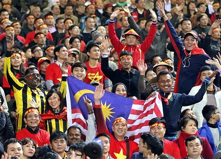 Cổ động viên Malaysia yên tâm đứng lẫn trong cổ động viên Việt Nam tại Mỹ Đình, ảnh: Minh Phương