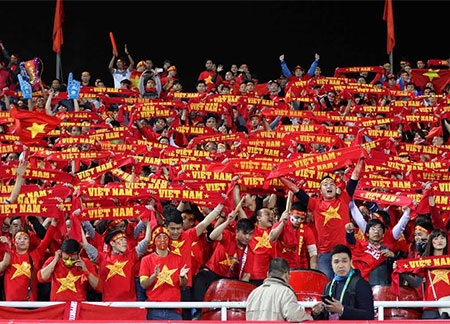 Hàng thủ đội tuyển Việt Nam “giúp” Malaysia vào chung kết - 1 Cổ động viên Việt Nam nhuộm đỏ Mỹ Đình, ảnh: Minh Phương
