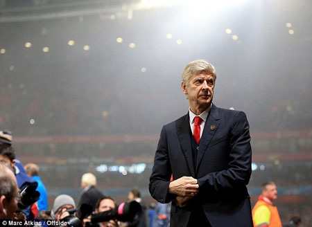 Bị phản đối dữ dội, Wenger quyết không từ chức - 1 HLV Wenger đối diện với
sức ép khủng khiếp từ CĐV
