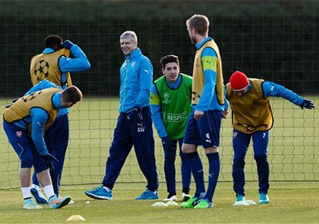 Thầy trò Wenger đang tích cực tập luyện trước khi sang Thổ Nhĩ Kì