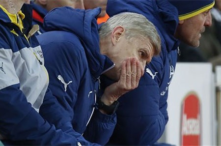 Wenger đang chịu nhiều sức ép sau khi Arsenal thua Stoke