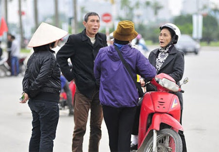 Rất nhiều phe vé đã xuất hiện ở gần sân Mỹ Đình