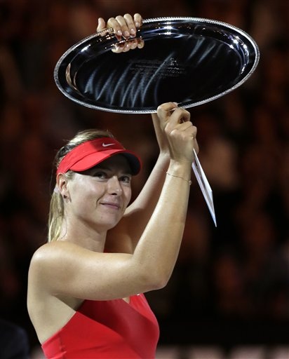 Sharapova gượng cười nhận chiếc đĩa bạc cho người về nhì