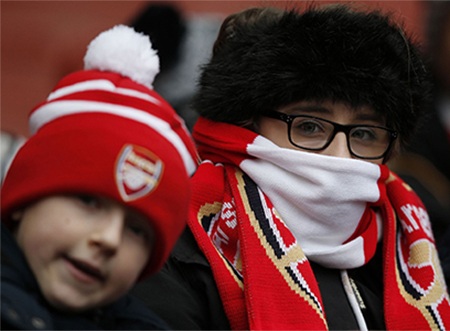 Nhìn lại trận thắng "5 sao" hoành tráng của Arsenal - 1 Cổ động viên Arsenal khăn mũ chỉnh tề tới Emirates cổ vũ cho các cầu thủ nhà