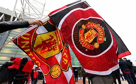 Nhìn lại thất bại cay đắng của MU trước Southampton - 1 Những chiếc cờ, khăn, áo lưu niệm được bày bán trước sân Old Trafford