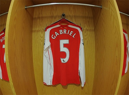 Nhìn lại trận thắng "5 sao" hoành tráng của Arsenal - 2 Cổ động viên Arsenal khăn mũ chỉnh tề tới Emirates cổ vũ cho các cầu thủ nhà