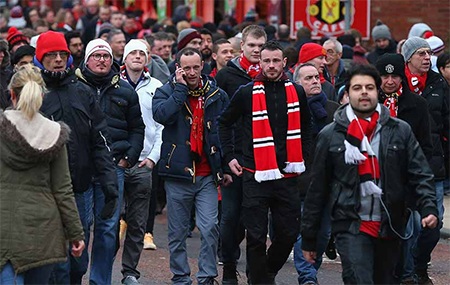 Nhìn lại thất bại cay đắng của MU trước Southampton - 2 Đông đảo cổ động viên MU tới sân xem đội bóng của mình thi đấu