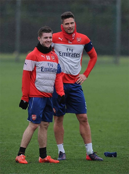 Tân binh Gabriel Paulista tập luyện cùng Arsenal - 3 Giroud tạo dáng cùng đồng đội trên sân