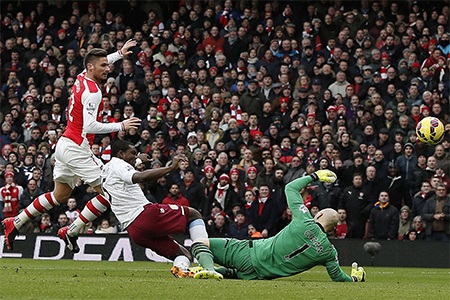 Nhìn lại trận thắng "5 sao" hoành tráng của Arsenal - 5 Ngay phút thứ 8, Giroud đã mở tỉ số của trận đấu