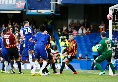 Nhìn lại trận thua tan tác của Chelsea trước Bradford - 4 Phút 21, Cahill dứt điểm thành công mở tỉ số