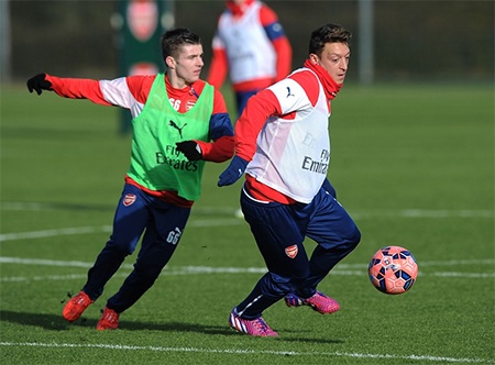 ĐKVĐ Arsenal sẵn sàng gỡ thể diện cho Premier League - 4 Cầu thủ trẻ Dan Crowley tranh bóng với Ozil