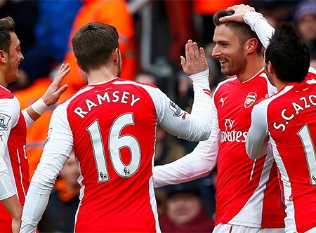 Nhìn lại trận thắng "5 sao" hoành tráng của Arsenal - 6 Đồng đội chia vui với tiền đạo người Pháp sau khi ghi bàn