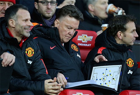 Nhìn lại thất bại cay đắng của MU trước Southampton - 8 Van Gaal xem xét chiến thuật trên băng ghế chỉ đạo