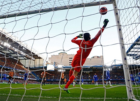 Nhìn lại trận thua tan tác của Chelsea trước Bradford - 7 Cech rất cao, nhưng anh cũng không thể với tới góc chết