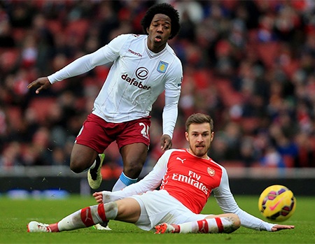 Nhìn lại trận thắng "5 sao" hoành tráng của Arsenal - 7 Đồng đội chia vui với tiền đạo người Pháp sau khi ghi bàn