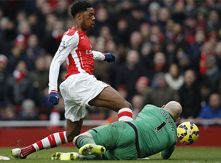 Nhìn lại trận thắng "5 sao" hoành tráng của Arsenal - 12 Phút 74, thủ thành Guzan cản phá pha lao xuống của Akpom