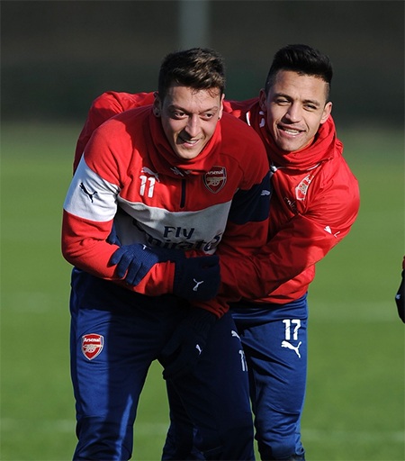 ĐKVĐ Arsenal sẵn sàng gỡ thể diện cho Premier League - 13 Sanchez trêu đùa Ozil