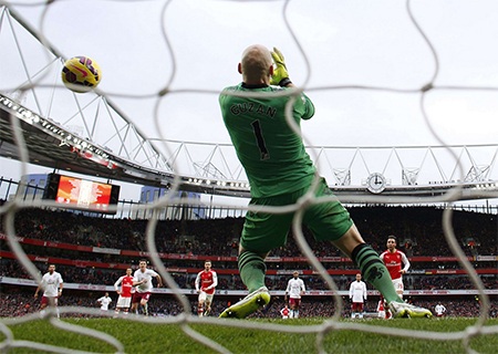 Nhìn lại trận thắng "5 sao" hoành tráng của Arsenal - 15 Thủ thành Guzan đã đỡ được bóng nhưng lại không thể cản phá
