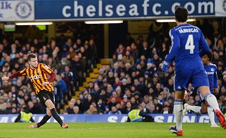 Nhìn lại trận thua tan tác của Chelsea trước Bradford - 14 Mourinho chết lặng bên ngoài sân. Các sự thay người của ông đã phản tác dụng