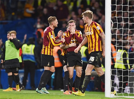 Nhìn lại trận thua tan tác của Chelsea trước Bradford - 15 Mourinho chết lặng bên ngoài sân. Các sự thay người của ông đã phản tác dụng