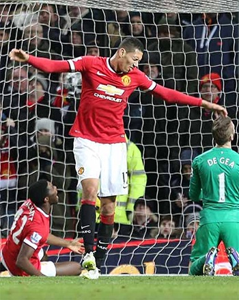 Nhìn lại thất bại cay đắng của MU trước Southampton - 17 Smalling bực tức khi không thể cản nổi đối phương ghi bàn