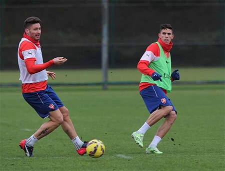 Tân binh Gabriel Paulista tập luyện cùng Arsenal - 15 Pha tranh bóng của Giroud và Gabriel