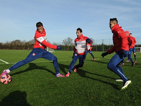 ĐKVĐ Arsenal sẵn sàng gỡ thể diện cho Premier League - 17 Sanchez, Cazorla và Ozil tập luyện cùng nhau