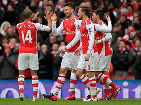 Arsenal hạ Aston Villa với tỉ số “một bàn tay” - 1 Niềm vui của các cầu thủ Arsenal sau khi ghi bàn