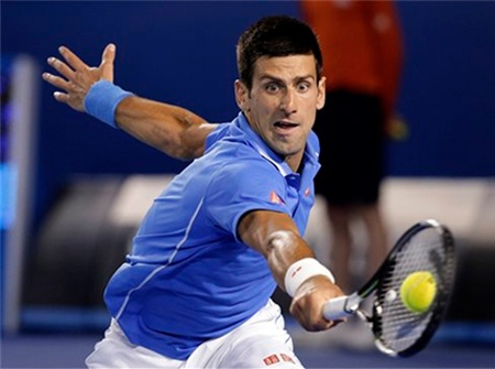 Novak Djokovic lần thứ năm vô địch Úc mở rộng - 1 Djokovic thực hiện một pha đánh bóng ở trận chung kết