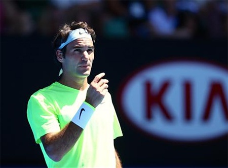 "Tàu tốc hành" Federer bị chặn đứng - 3 Federer ngẩn người trong một tình huống mất điểm