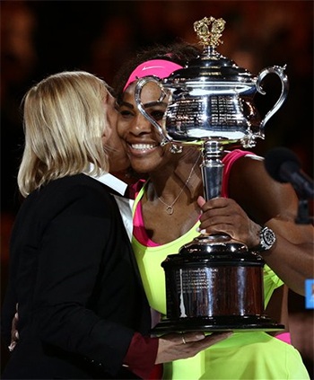 Serena Williams nhận cúp từ tay Martina Navratilova