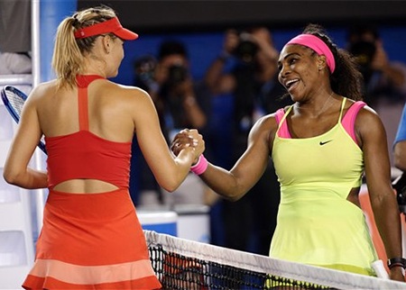 Sharapova chúc mừng đối thủ sau khi Serena giành chiến thắng