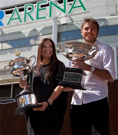 Ứng viên tiềm năng vô địch Úc mở rộng 2015 - 3 Wawrinka khoe cúp vô địch tại Rod Laver Arena trước khi Úc mở rộng 2015 diễn ra