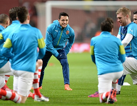 Nhìn lại trận thua đau của Arsenal tại Emirates - 3 Sanchez và các cầu thủ Arsenal tỏ ra hồ hởi trước trận đấu