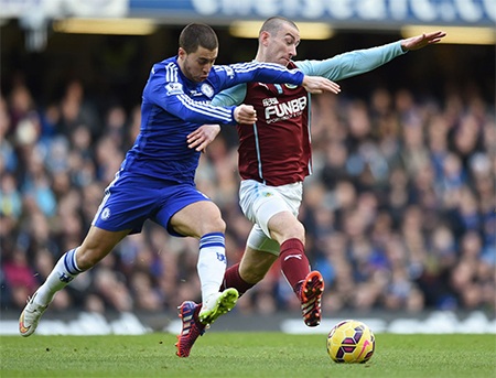 Nhìn lại trận hòa đáng tiếc trên sân nhà của Chelsea - 4 Hazard cố gắng đi bóng qua đối phương