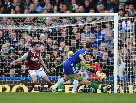 Nhìn lại trận hòa đáng tiếc trên sân nhà của Chelsea - 5 Chelsea mở tỉ số ở phút 12, người ghi bàn là Ivanovic