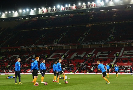 Nhìn lại trận đấu MU "bắt nạt" Cambridge United - 4 Các cầu thủ Cambridge khởi động trên sân Old Trafford trước khi bóng lăn