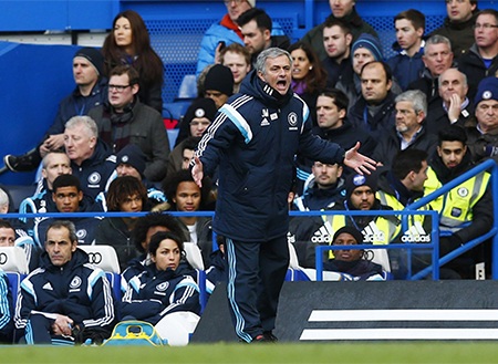 Nhìn lại trận hòa đáng tiếc trên sân nhà của Chelsea - 8 Mourinho hò hét học trò thi đấu bên đường biên. Sau khi có bàn thắng, Chelsea có dấu hiệu chững lại
