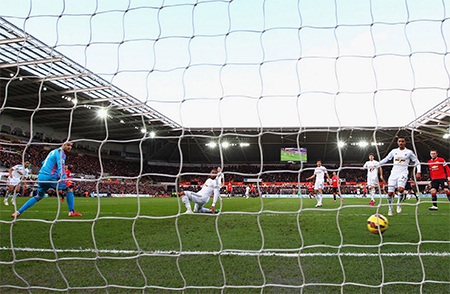 Toàn cảnh 90 phút khổ đau của MU tại xứ Wales - 6 Thủ thành Fabianski đứng nhìn bóng lăn vào lưới